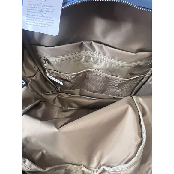 NWT Lululemon Everywhere Backpack - 22 L - Picture 5 of 10